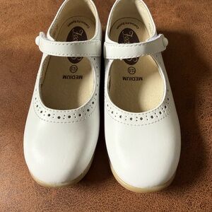 FootMates Classic White Mary Jane Shoes